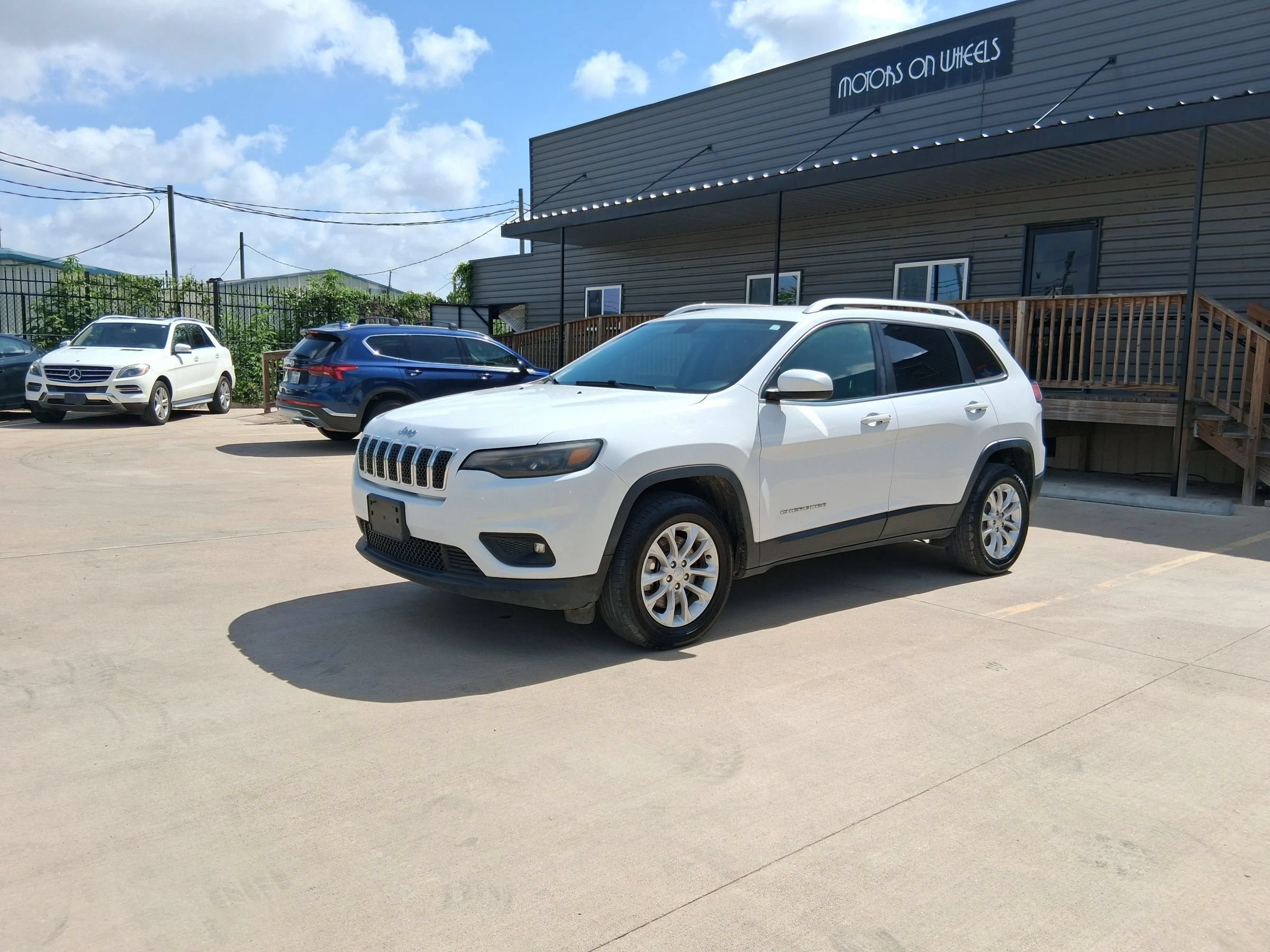 Used 2019 Jeep Cherokee Latitude w/ Popular Appearance Group AWD/4WD image 2