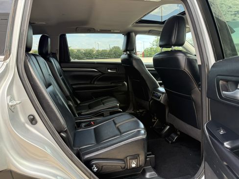 Used 2017 Toyota Highlander SE w/ Carpet Mat Package AWD/4WD image 36