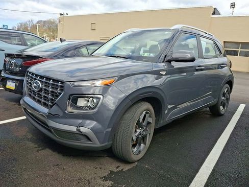 Used 2023 Hyundai Venue SEL FWD image 2