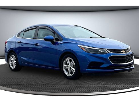 Used 2018 Chevrolet Cruze LT w/ Convenience Package FWD image 14