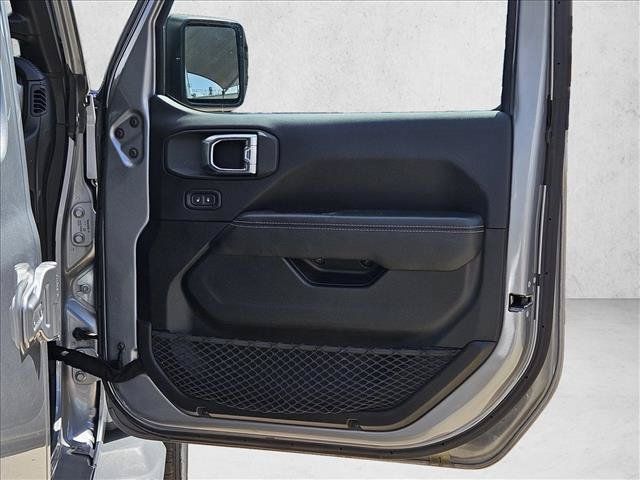 Used 2018 Jeep Wrangler Unlimited Sahara AWD/4WD image 9