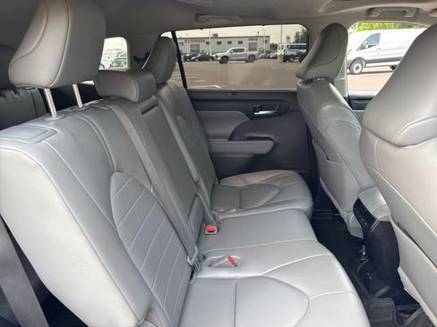 Used 2023 Toyota Highlander XLE AWD/4WD image 14
