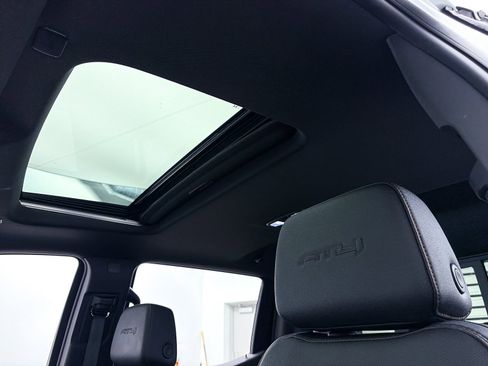 Used 2024 GMC Sierra 1500 AT4 w/ Technology Package image 5