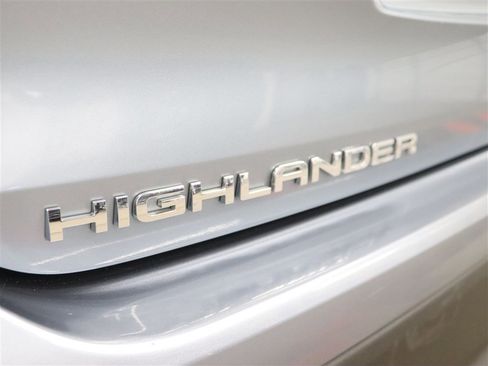 Used 2020 Toyota Highlander XLE AWD/4WD image 9