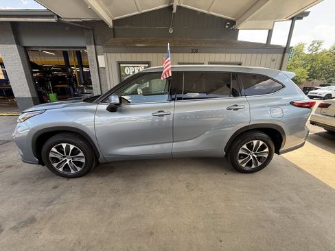Used 2021 Toyota Highlander XLE FWD image 8