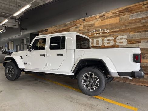 New 2026 Jeep Gladiator Sahara image 22
