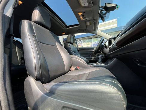 Used 2014 Toyota Highlander Limited w/ Driver Technology Package AWD/4WD image 11
