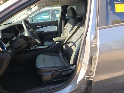 Used 2025 Chevrolet Trax LT w/ LT Convenience Package FWD image 3