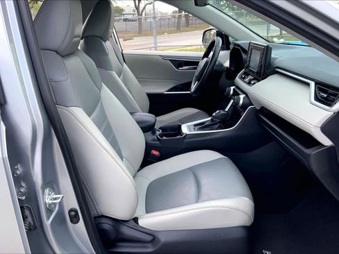 Used 2021 Toyota RAV4 XLE Premium image 10