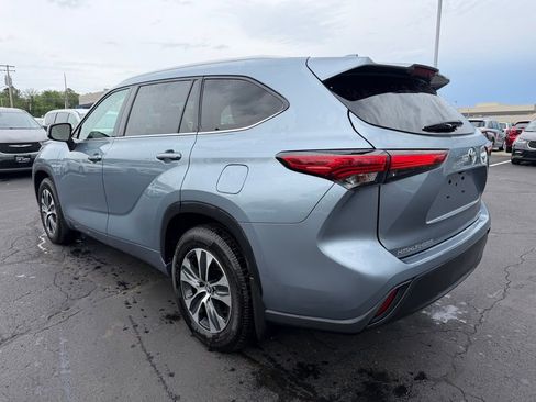Used 2022 Toyota Highlander XLE AWD/4WD image 9