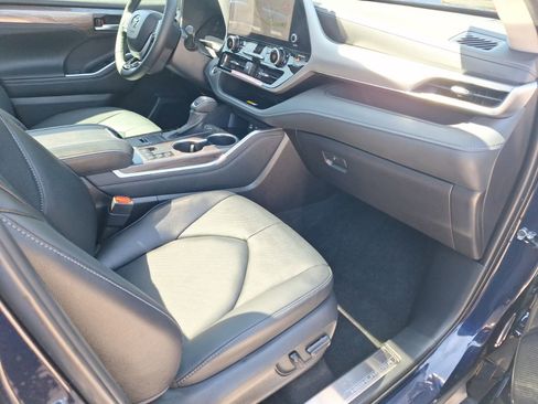 Used 2025 Toyota Highlander Platinum AWD/4WD image 35