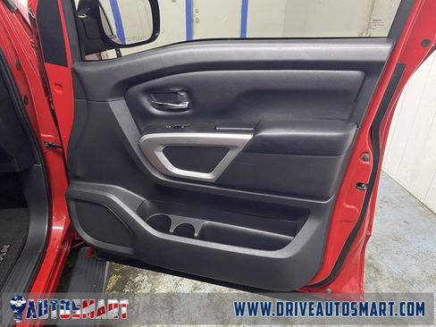 Used 2022 Nissan Titan SV image 16