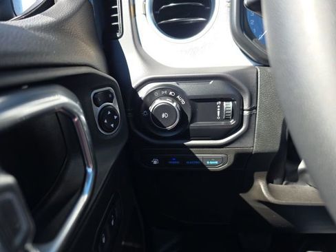 Used 2025 Jeep Wrangler Unlimited Sahara w/ Safety Group image 16