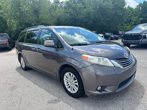 Used 2014 Toyota Sienna XLE FWD image 1