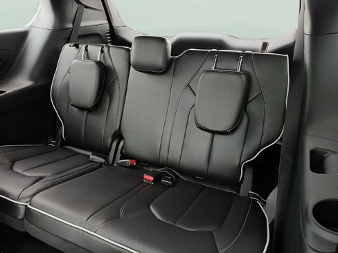 Used 2024 Chrysler Pacifica Premium FWD image 24