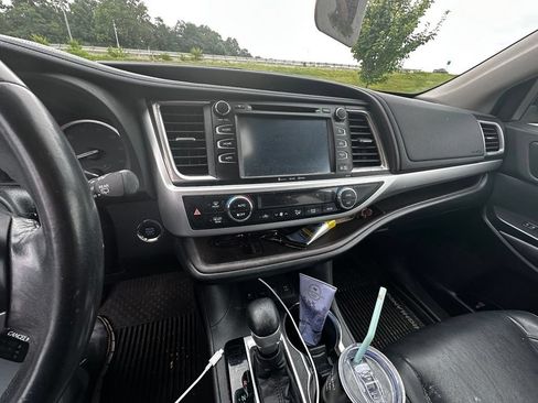 Used 2017 Toyota Highlander XLE AWD/4WD image 12