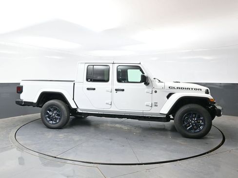 New 2026 Jeep Gladiator Sport AWD/4WD image 4