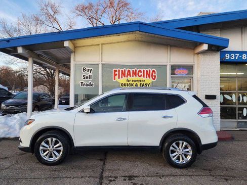 Used 2016 Nissan Rogue SV w/ SV Premium Package image 2