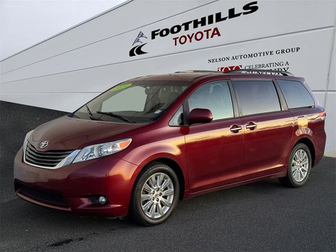 Used 2014 Toyota Sienna XLE image 3