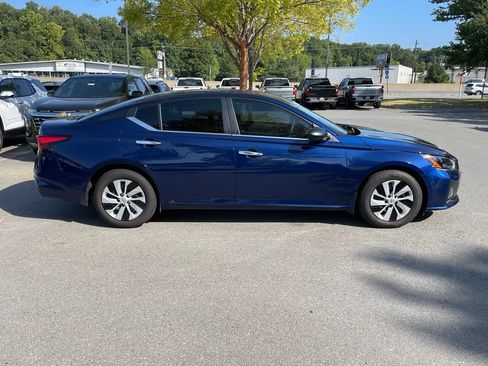 Used 2025 Nissan Sentra SV FWD image 8