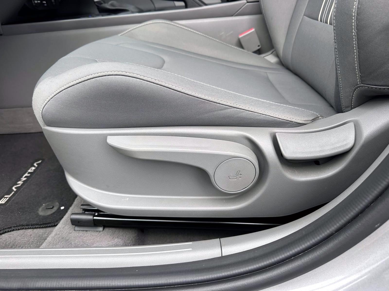 Used 2025 Hyundai Elantra Sport FWD image 10