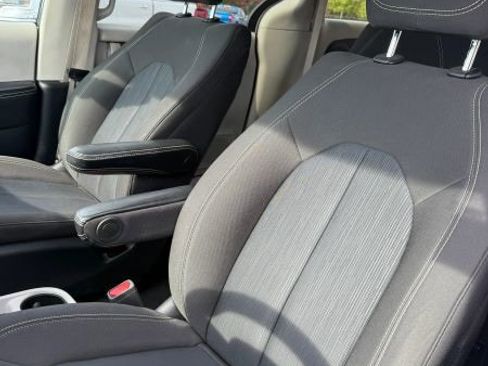 Used 2020 Chrysler Voyager L image 28