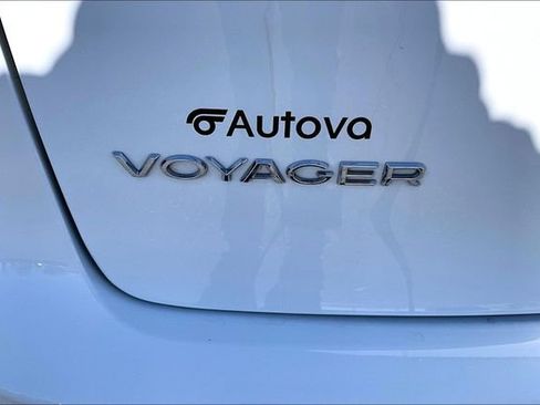 Used 2022 Chrysler Voyager LX image 33