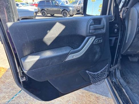 Used 2013 Jeep Wrangler Unlimited Rubicon w/ Connectivity Group AWD/4WD image 12