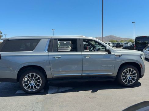 Used 2025 GMC Yukon XL Denali AWD/4WD image 4