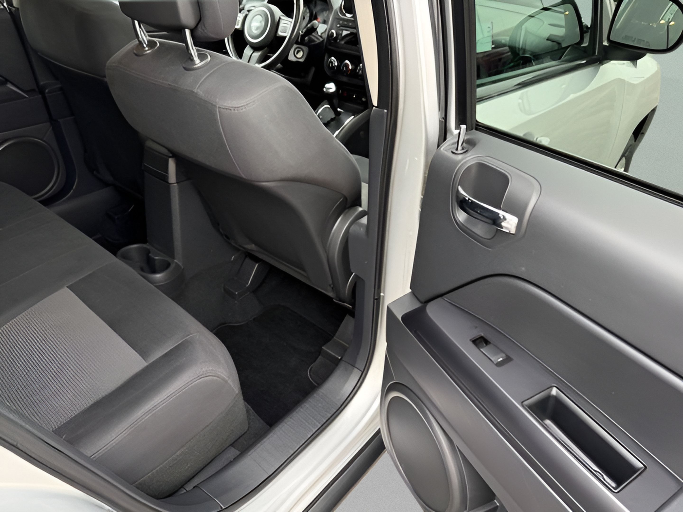 Used 2012 Jeep Compass Latitude w/ Sun/Sound Group FWD image 11