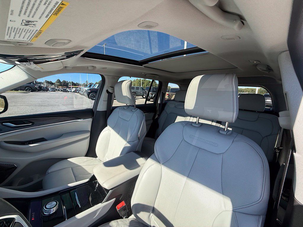 Used 2022 Jeep Grand Cherokee Overland w/ Luxury Tech Group IV RWD image 19