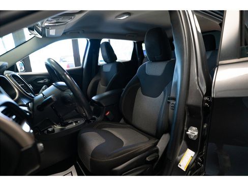 Used 2018 Jeep Cherokee Latitude w/ Altitude Package AWD/4WD image 11