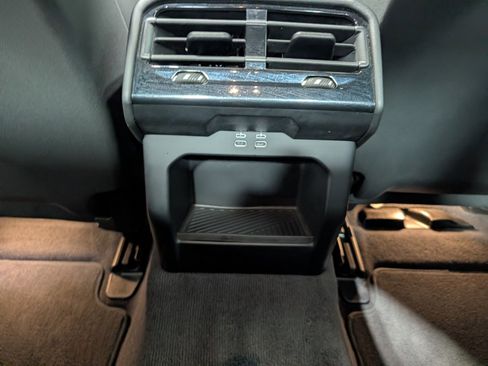 Used 2024 BMW 530i xDrive image 11