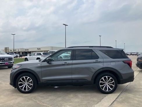 Used 2025 Ford Explorer ST-Line AWD/4WD image 4