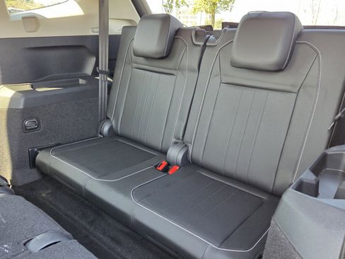 Used 2023 Volkswagen Tiguan SE image 11