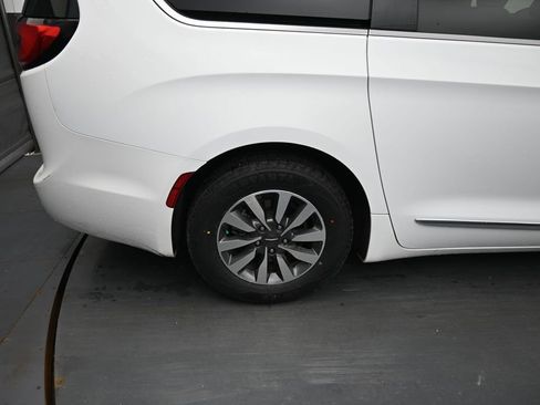 Used 2023 Chrysler Pacifica Limited FWD image 13