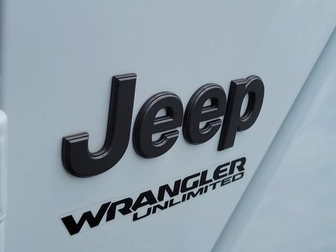 Used 2018 Jeep Wrangler Unlimited Sahara w/ Quick Order Package 24M Moab AWD/4WD image 8