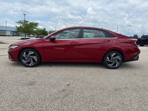 Used 2025 Hyundai Elantra Limited FWD image 2