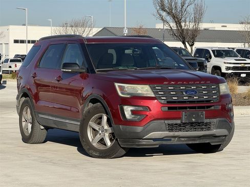 Used 2016 Ford Explorer XLT w/ Equipment Group 201A image 2