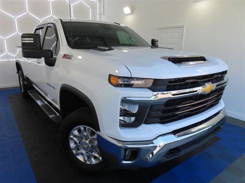 Used 2024 Chevrolet Silverado 2500 LT AWD/4WD image 5