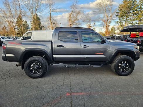 Used 2017 Toyota Tacoma TRD Off-Road image 8