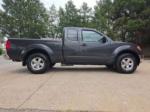 Used 2010 Nissan Frontier SE w/ SE Value Truck Pkg AWD/4WD image 2