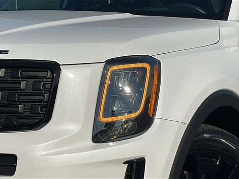 Used 2022 Kia Telluride SX w/ SX Prestige Package image 4