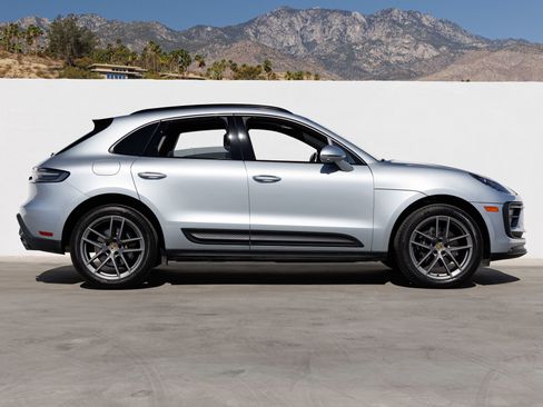 Certified 2025 Porsche Macan AWD/4WD image 8