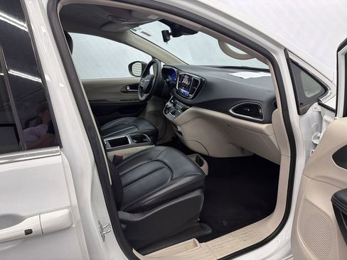 Used 2023 Chrysler Pacifica Touring-L FWD image 15
