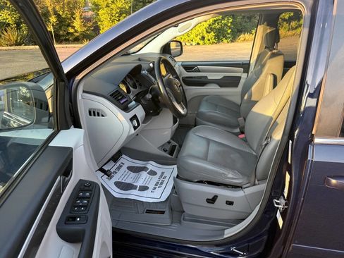 Used 2014 Volkswagen Routan SE image 11