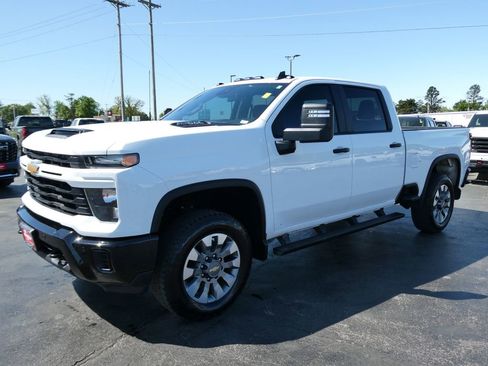 Used 2025 Chevrolet Silverado 2500 Custom w/ Custom Value Package image 9