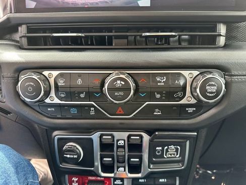 Used 2025 Jeep Wrangler Unlimited Rubicon 4xe w/ Convenience Group AWD/4WD image 39