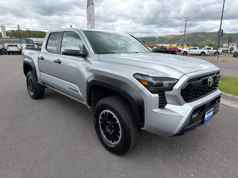 Used 2025 Toyota Tacoma TRD Off-Road AWD/4WD image 3
