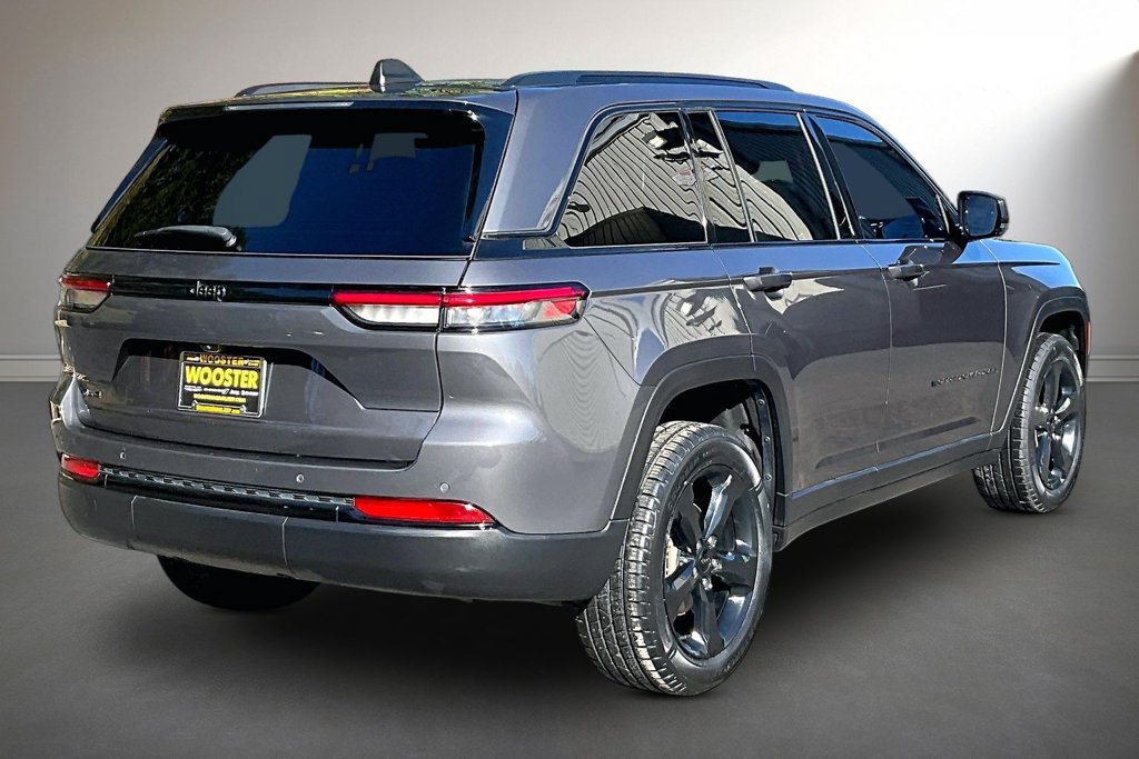 Used 2023 Jeep Grand Cherokee Altitude AWD/4WD image 4